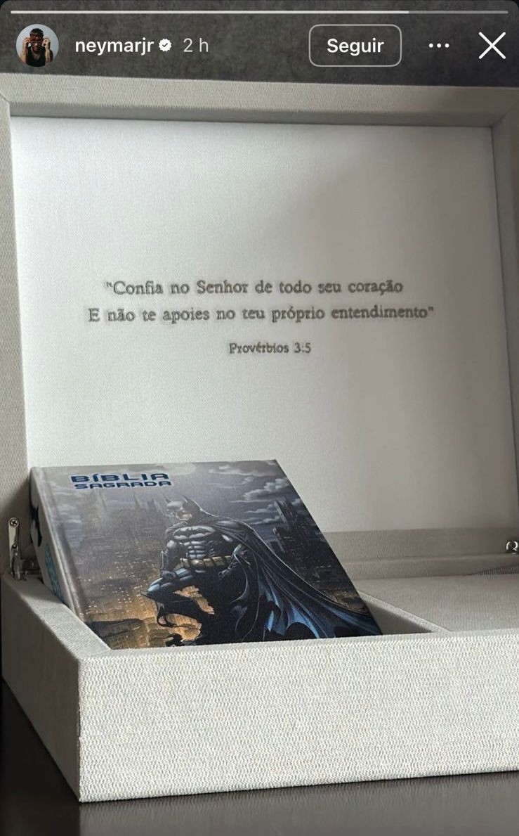 Neymar compartilhou uma passagem bíblica acompanhada de uma Bíblia do Batman em seu Instagram