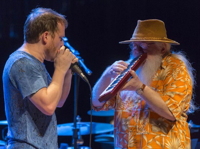 O gaitista Gabriel Grossi em apresentação antiga com Hermeto Pascoal