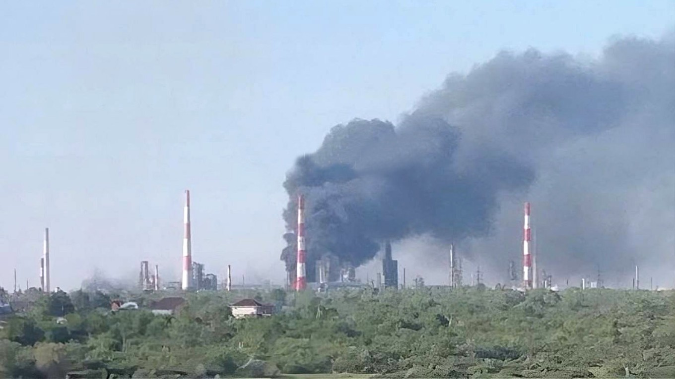 Uma imagem compartilhada nas redes sociais supostamente mostra a Refinaria de Petróleo de Syzran em chamas após um ataque de drone em 21 de maio de 2026