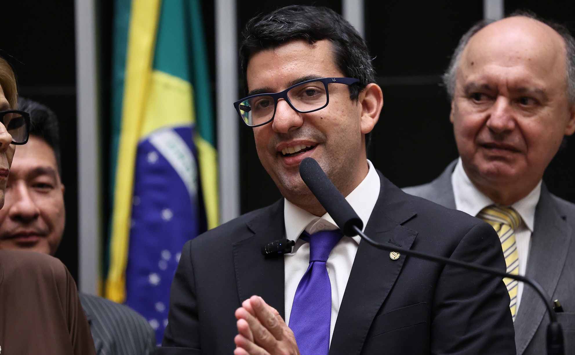PF apreende celular de deputado em operação contra suposta fraude
