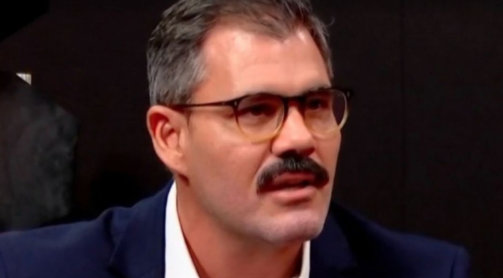 Juliano Cazarré é confrontado por se opor à educação sexual | VEJA Gente
