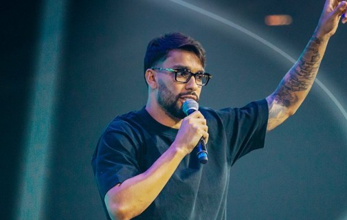 Lucas Paquetá durante culto em igreja no Rio
