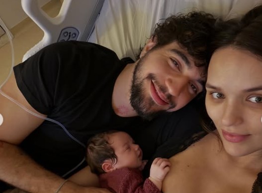 Rafa Kalimann e Nattan com a filha, Zuza