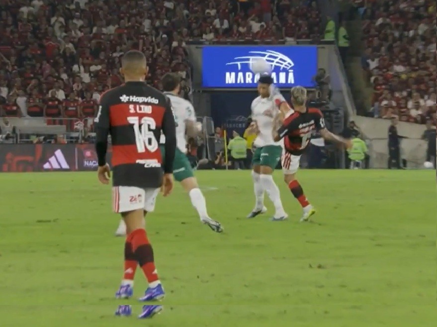 Carrascal disputa bola com Murilo, antes de ser expulso, na partida entre Flamengo e Palmeiras, válida pela 17ª rodada do Brasileiros