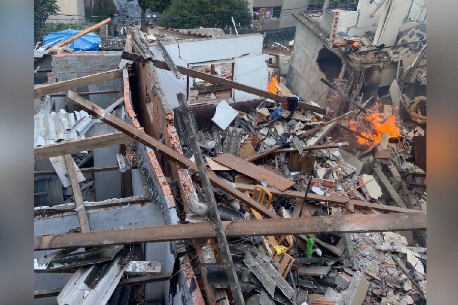 Escombros na Rua Floresto Bandecchi, no bairro Jaguaré, zona oeste de São Paulo, após explosão em obra da Sabesp
