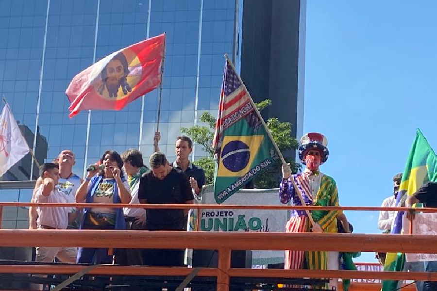 Manifestante vestido de 
