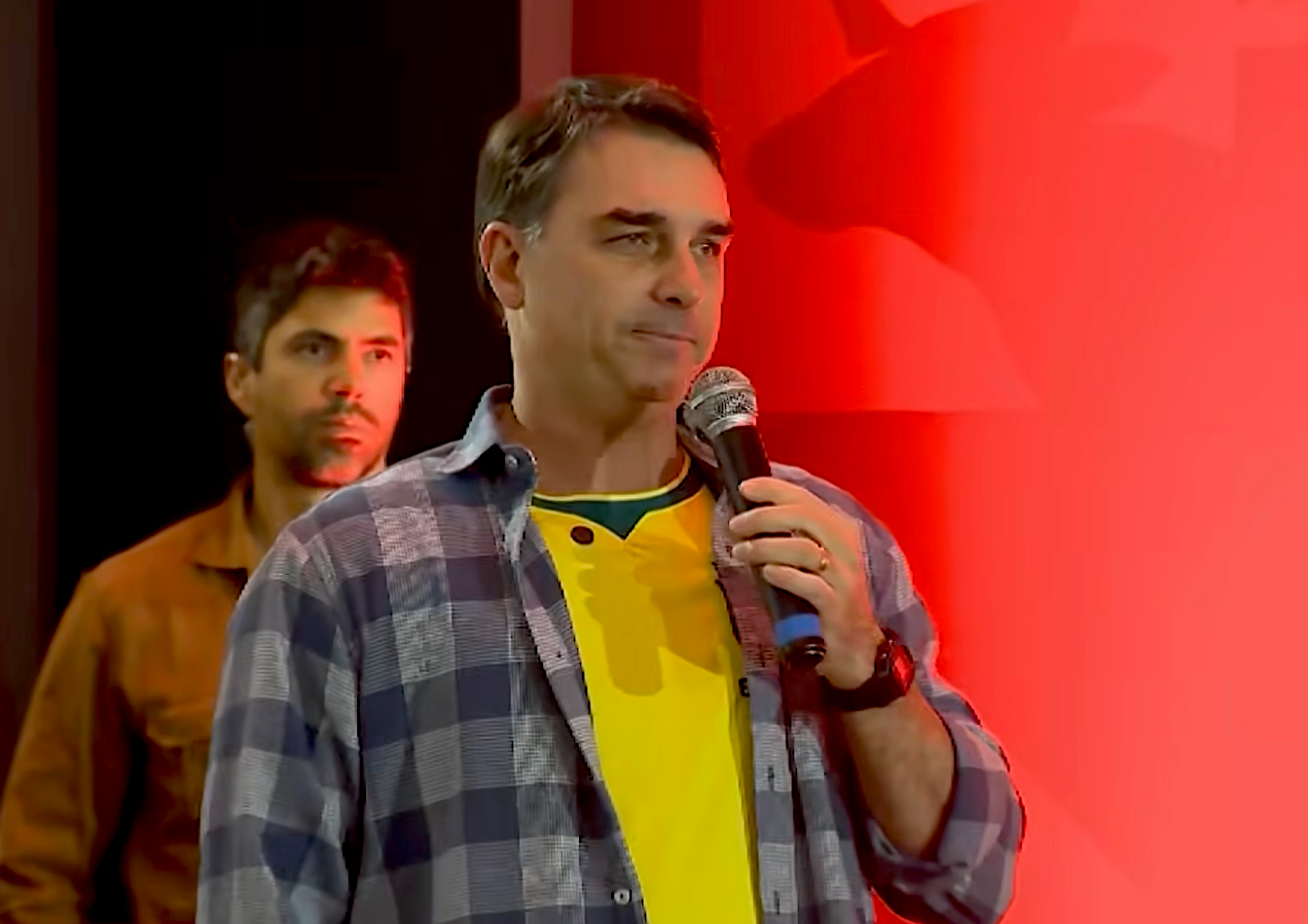 Flávio Bolsonaro apoiou tarifaço, agora diz que vai “defender empresas”