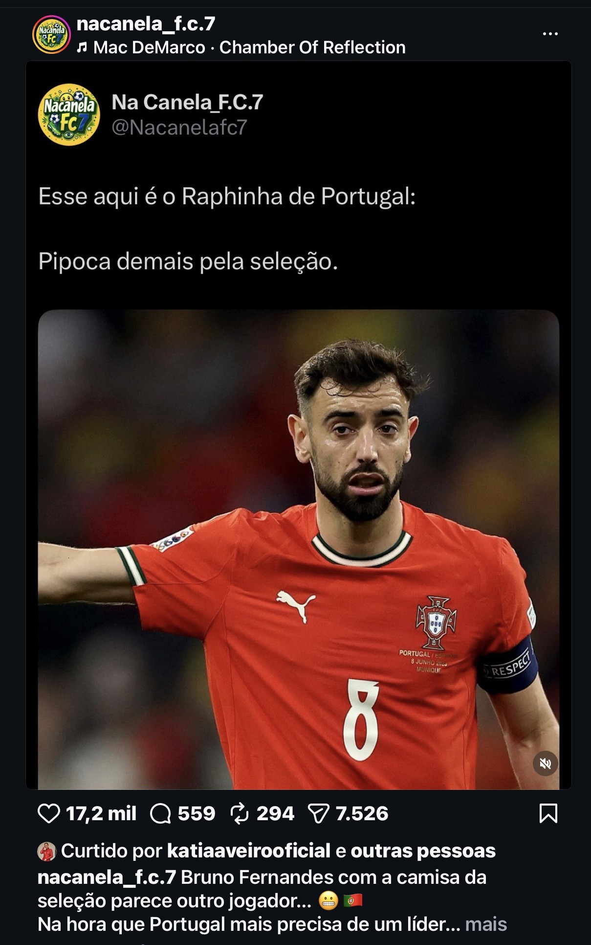 Jogador Bruno Fernandes, com barba e cabelo escuro, vestindo a camisa vermelha da seleção portuguesa de futebol, com o número 8 em branco e o escudo da federação no peito, em um campo de futebol