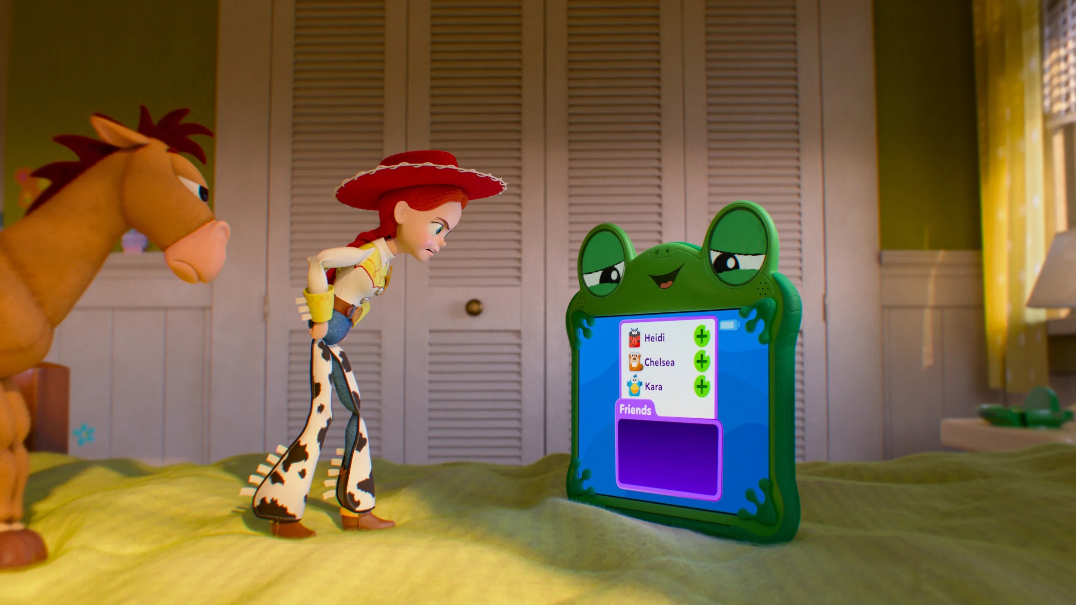 Jessie, a vaqueira de Toy Story, com chapéu vermelho e calça de vaca, inclina-se para um tablet verde em formato de sapo, com uma lista de amigos. Ao lado esquerdo, o cavalo Bala no quarto com cama verde e guarda-roupa branco. Jessie parece irritada, enquanto Bala observa