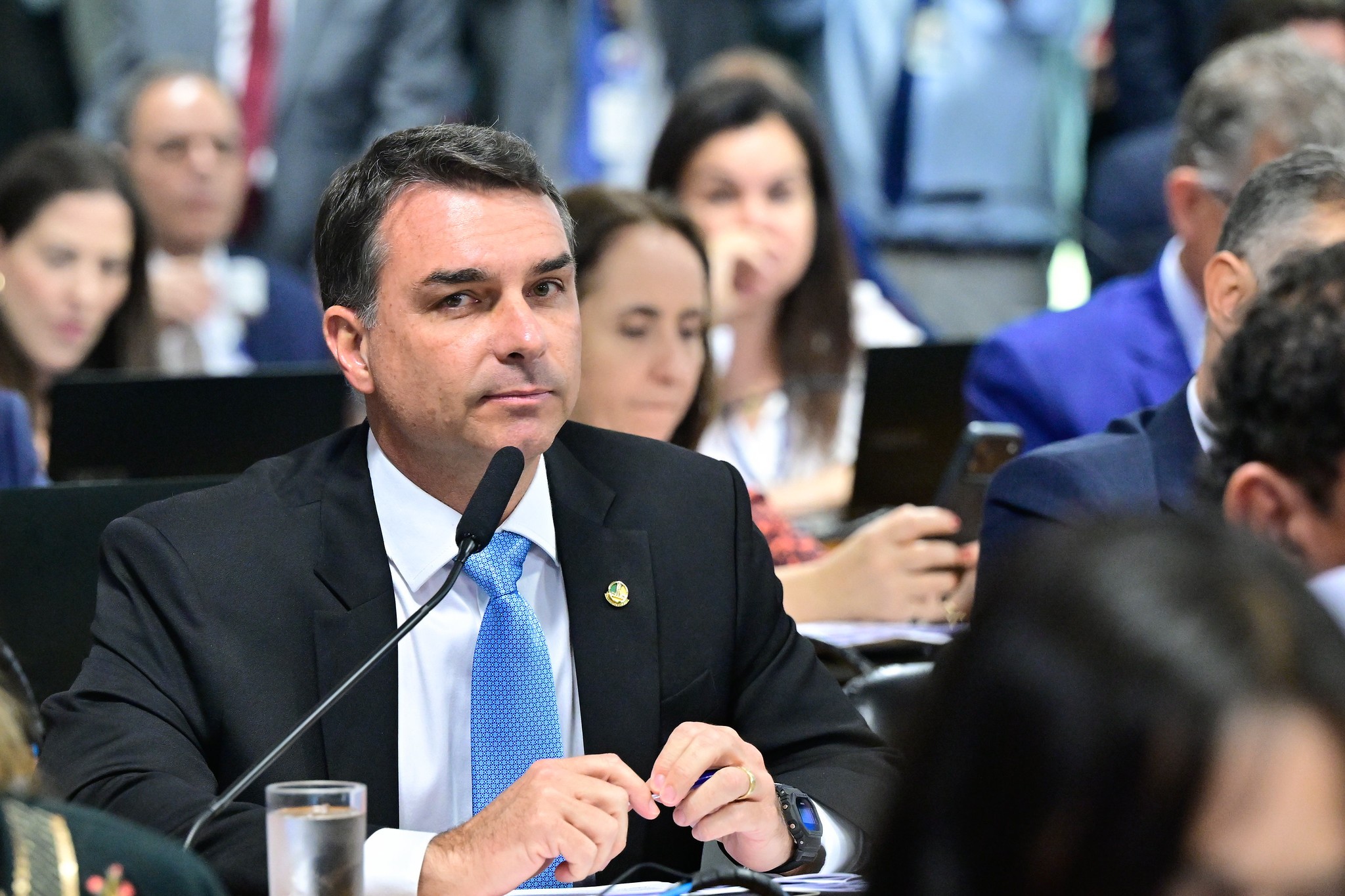 Vendo Flávio cair nas pesquisas, PL amplia gasto com postagens contra Lula