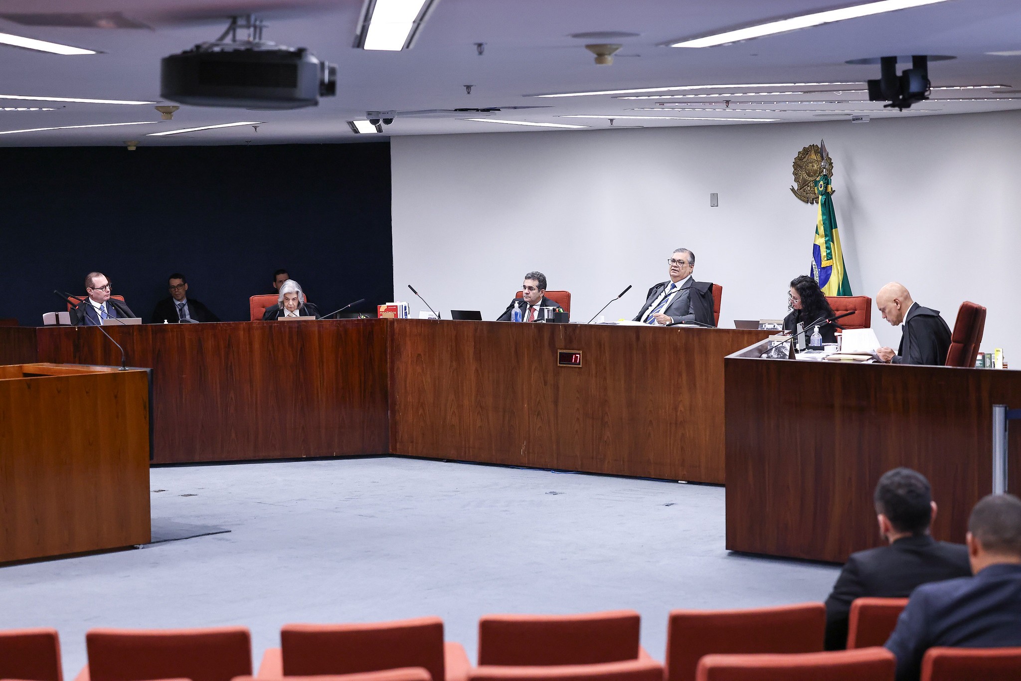 Zanin e Dino divergem de Moraes e votam para atend