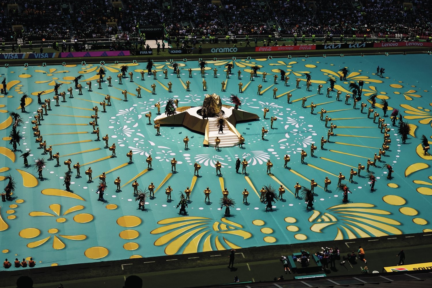 AL&Eacute;M DA FRONTEIRA -&ensp;A abertura, na Cidade do M&eacute;xico: festa internacional