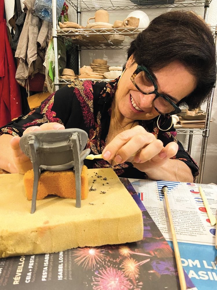 MÃO NA MASSA - A designer de interiores Ana Lúcia Nunes, 65 anos, não é apenas adepta de uma atribulada agenda cultural, como também começou a produzir cerâmica como hobby. “Acredito que a arte é capaz de nos renovar”, diz.