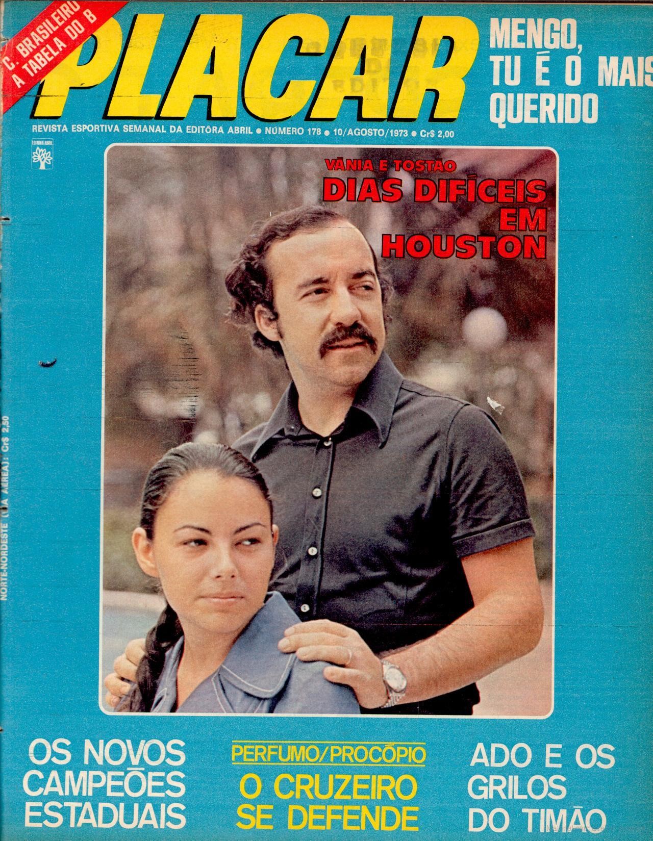 Capa da Revista Placar, agosto de 1973, com o jogador Tostão e Vânia. Tostão, com bigode e camisa escura, abraça Vânia, que veste uma blusa azul. Títulos: Vânia e Tostão: Dias Difíceis em Houston, Mengão, tu é o mais querido, O Cruzeiro se defende