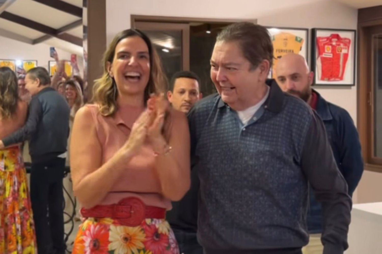 Faustão surpreende e faz aparição pública com a esposa, Luciana Cardoso