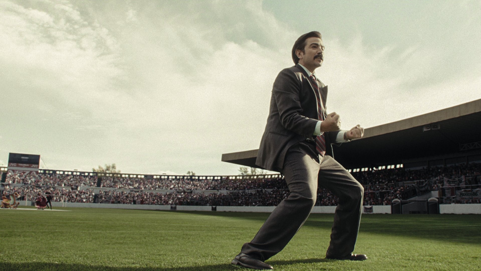 BOLEIRO - Diego Luna no filme: burocrata briga para sediar Copa no México