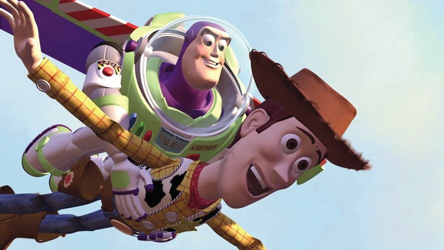 Buzz Lightyear, com capacete aberto e sorriso, voa com Woody, que tem expressão de surpresa e medo, preso às suas costas. O céu azul claro é o fundo. Buzz usa seu traje espacial verde e branco, e Woody veste camisa xadrez amarela e colete de vaca. As asas de Buzz estão abertas.