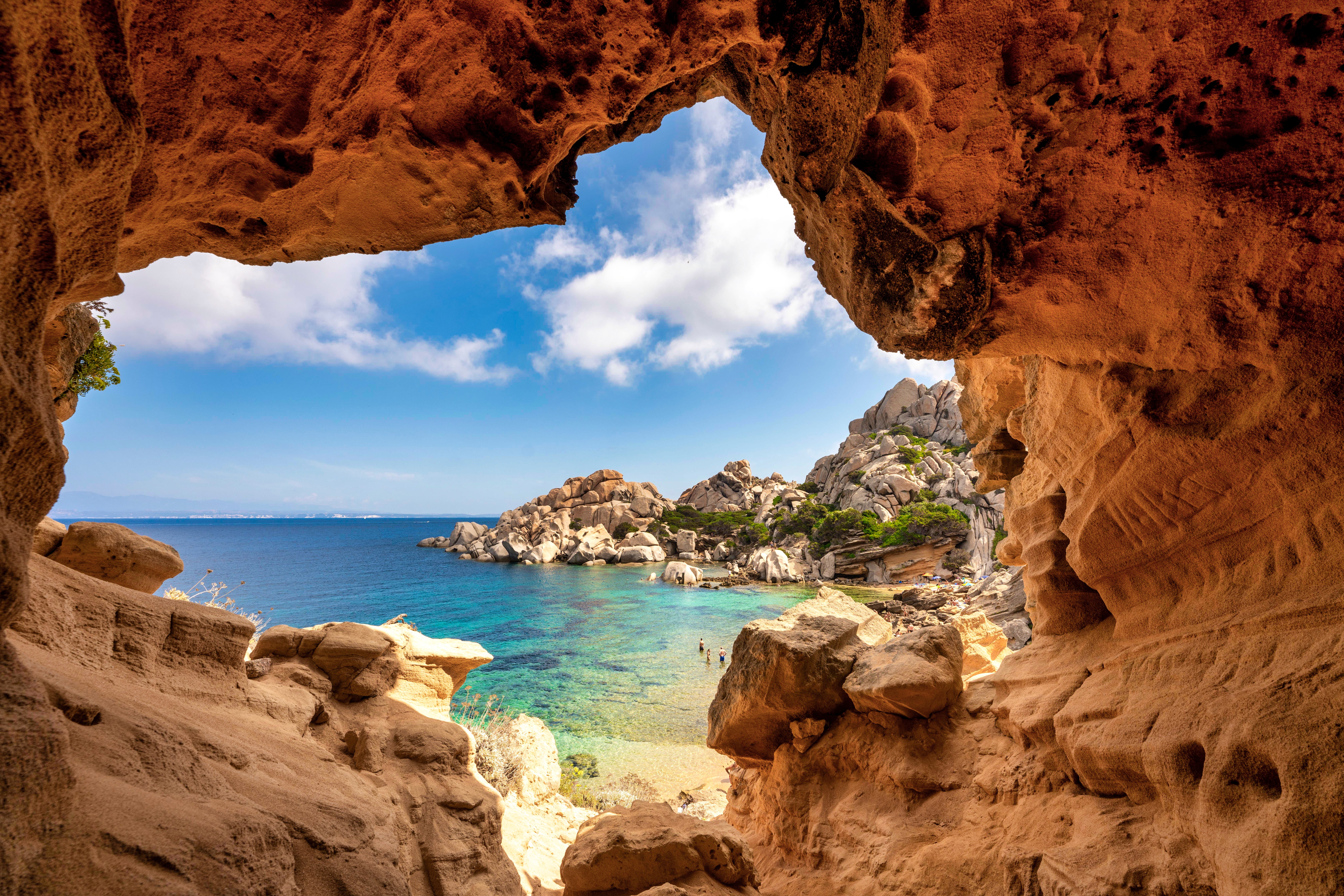 Sardenha: águas esmeraldas, praias paradisíacas e cultura rica