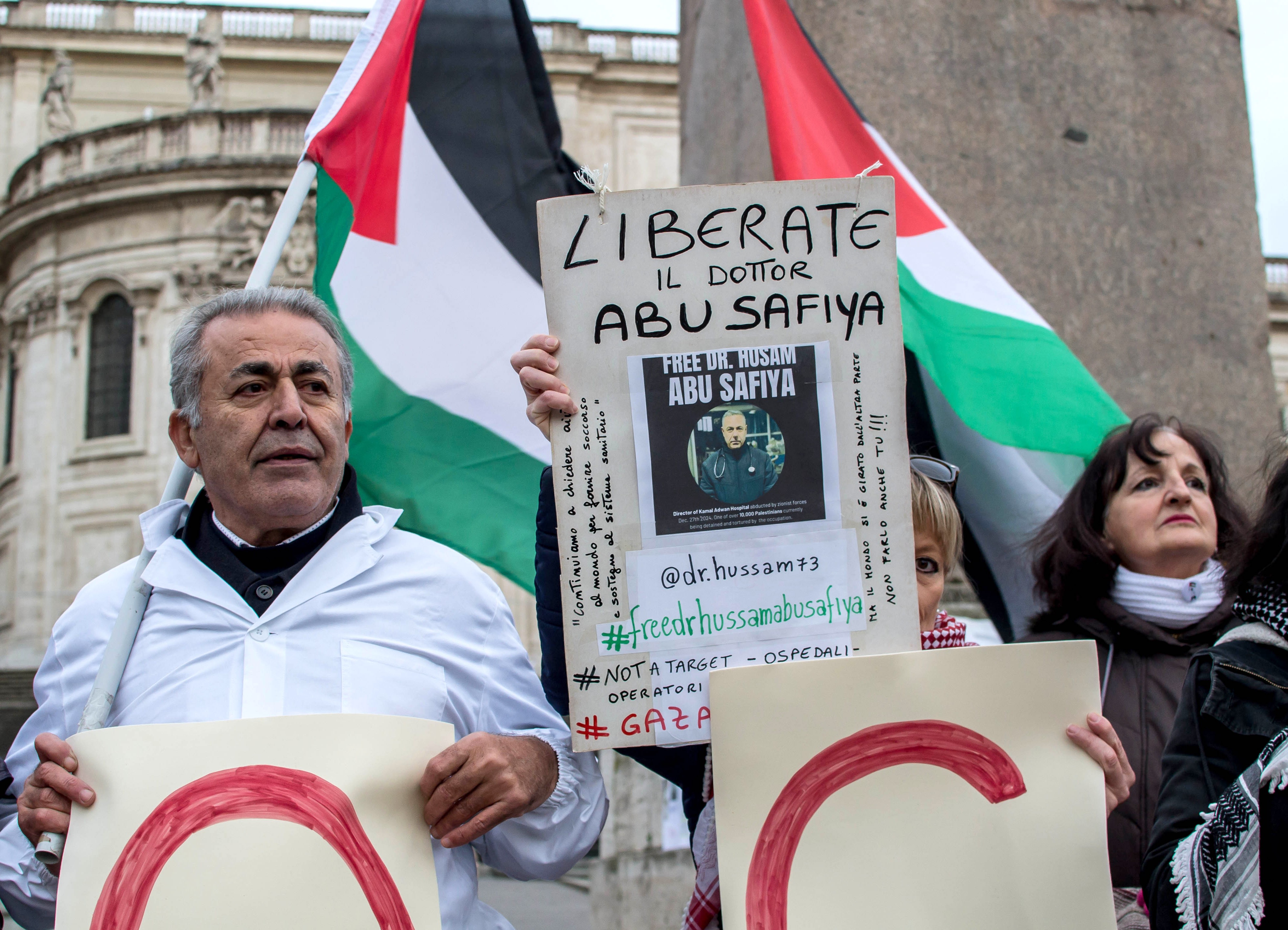 Preso sem acusação há 500 dias, médico palestino é transferi