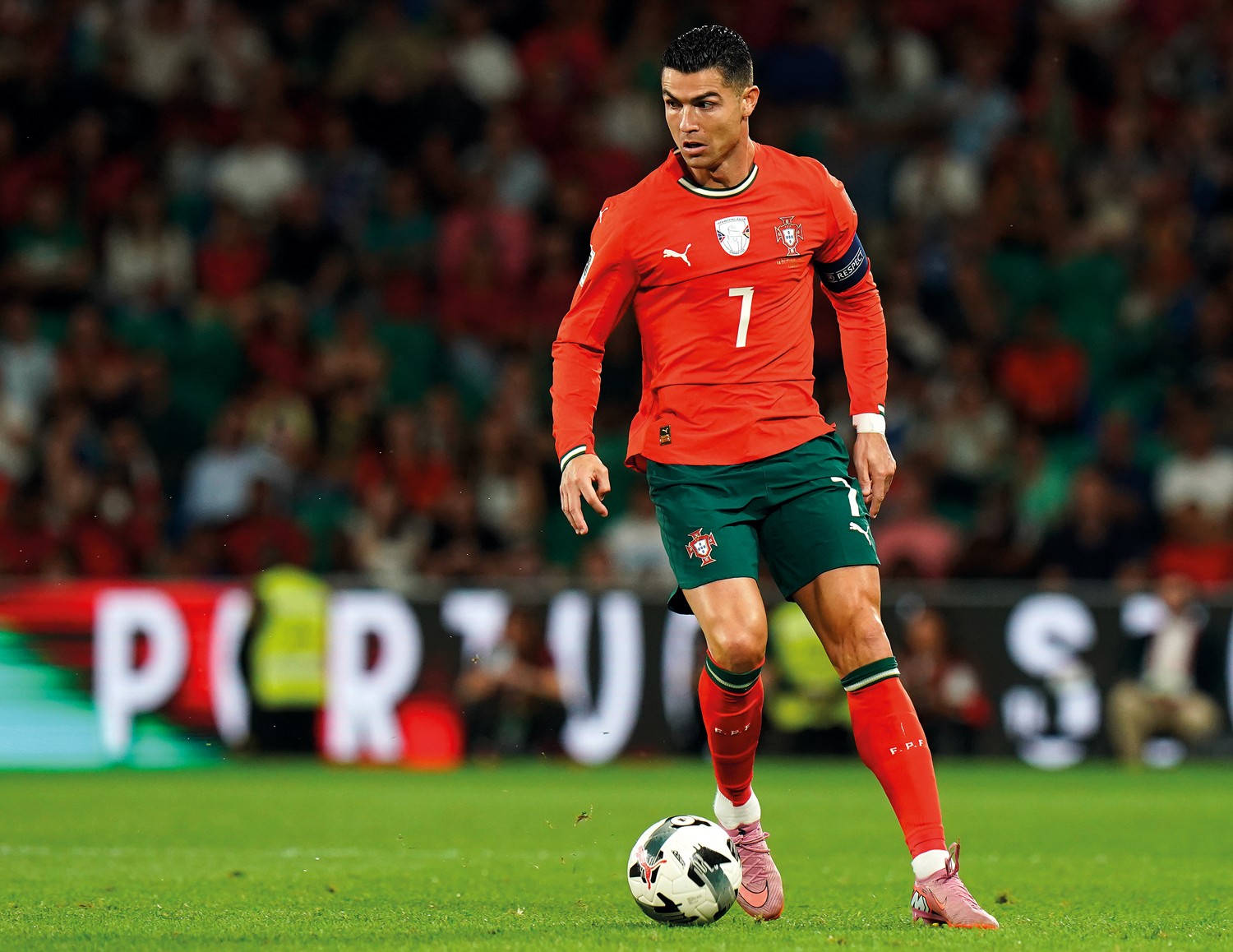 ...E COMPASSO - O português Cristiano Ronaldo: lugar certo e hora certa, como taco em bola de bilhar