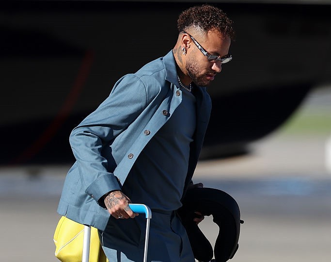 Neymar no aeroporto: ele continua ditando estilo