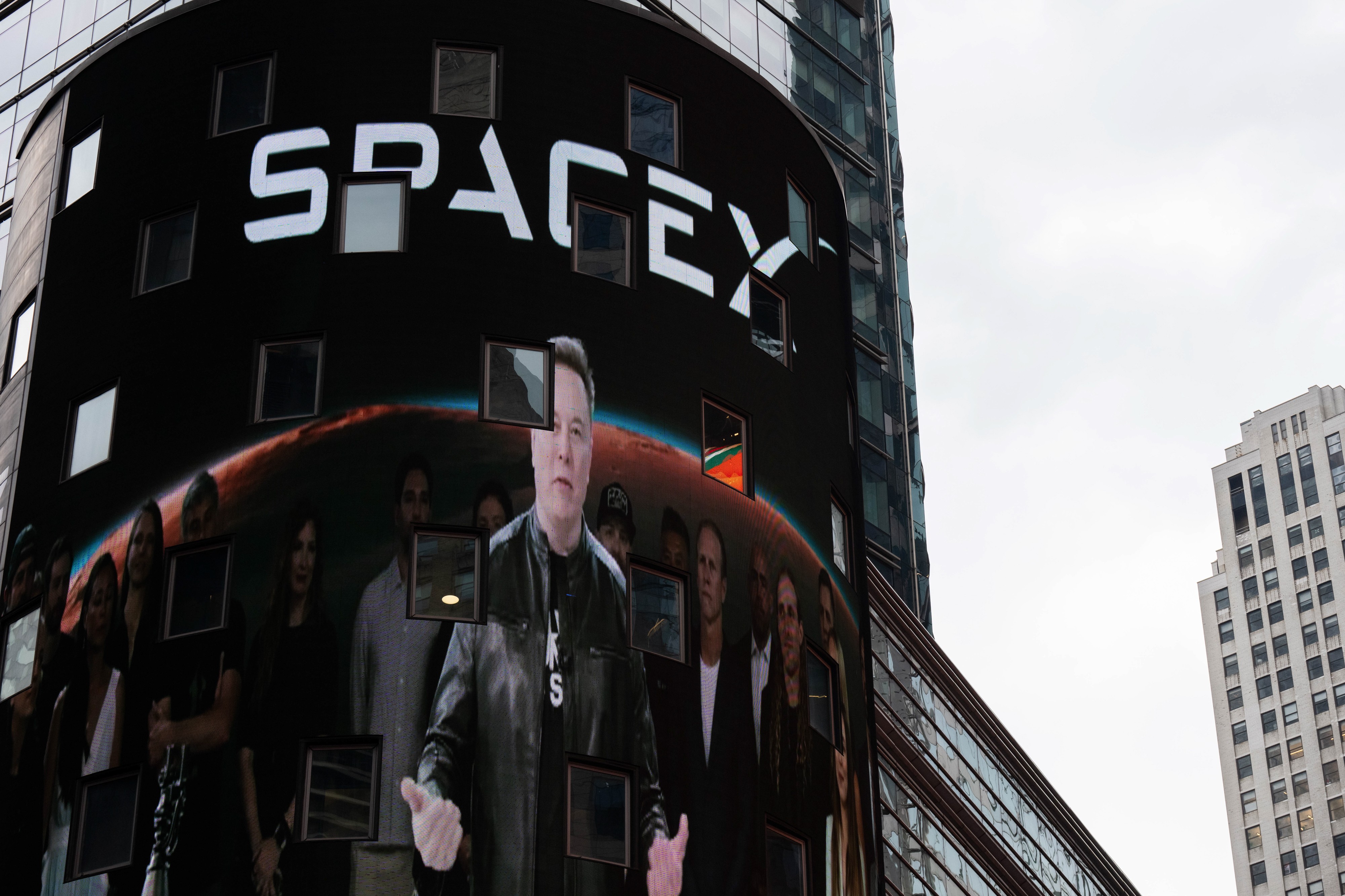 Elon Musk ultrapassa US$ 1 trilhão em fortuna com disparada das ações da SpaceX