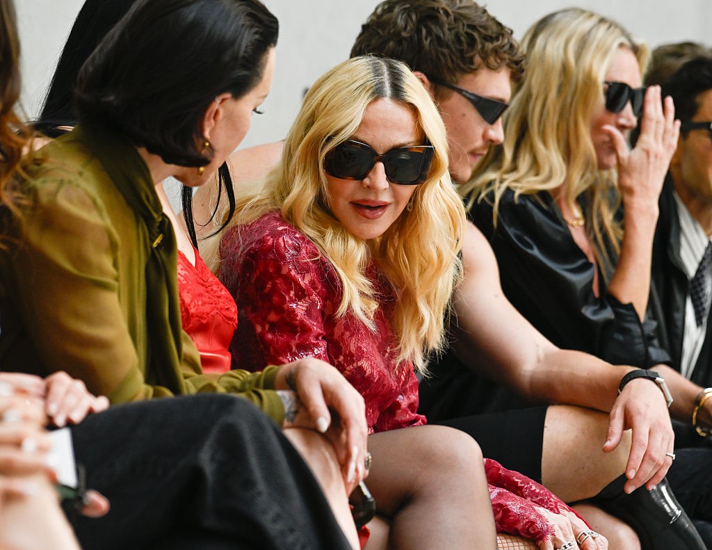 Madonna na primeira fila do desfile da Saint Laurent na semana masculina de Paris: diva sofreu no calor