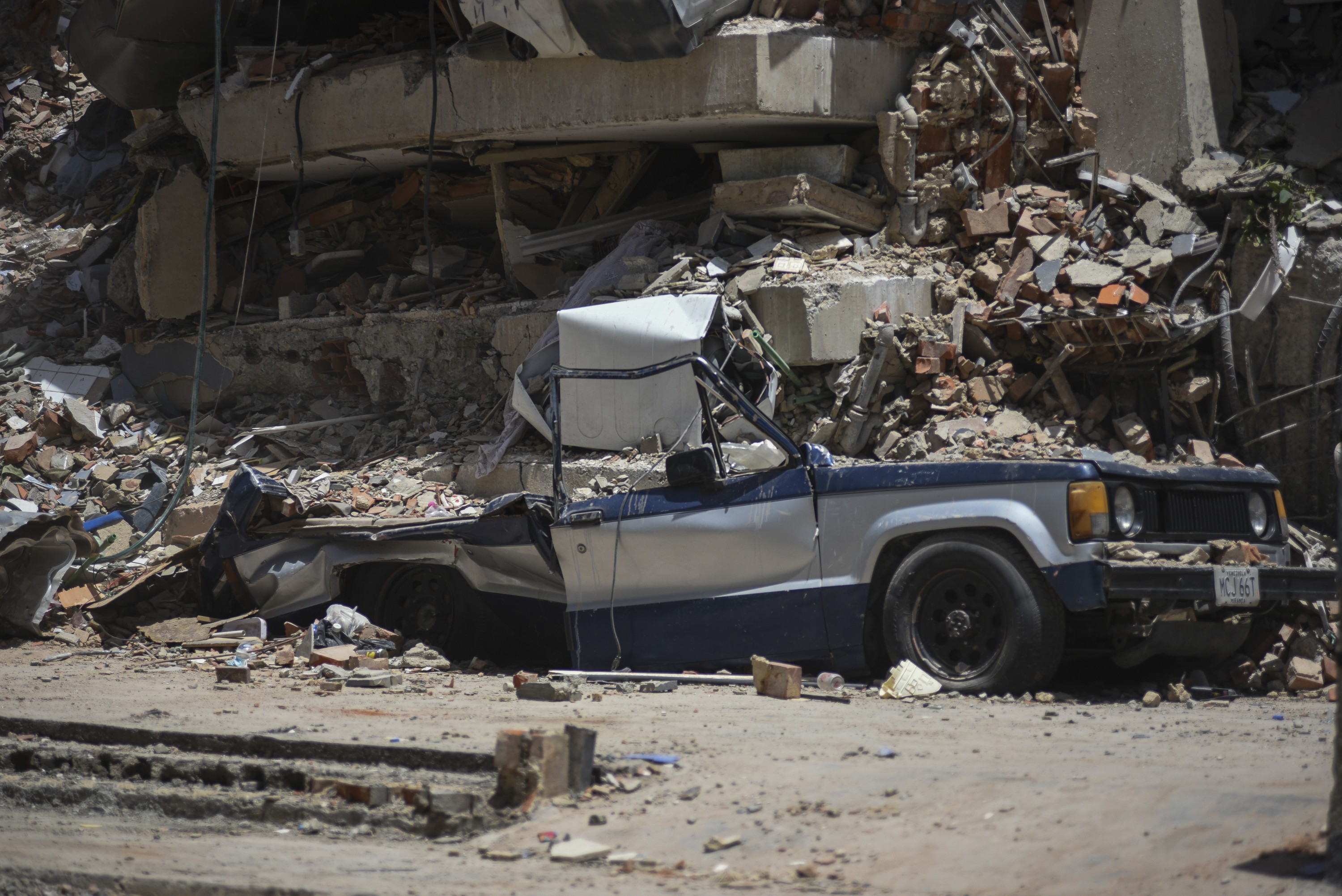 Serviços de emergência trabalham após colapso de prédio por causa de terremotos na Venezuela