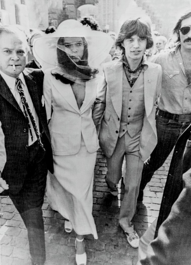 REVOLUÇÃO - Bianca indo ao altar com Mick Jagger: até hoje, aquele corte é exemplo de ousadia