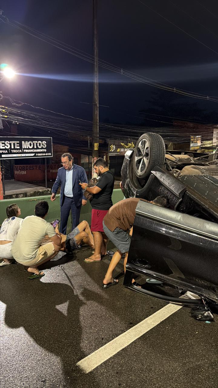 Augusto Cury socorre homem que capotou carro em São Luís
