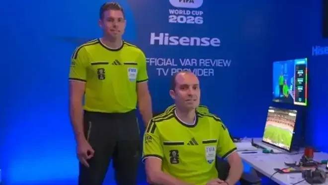 Monitor da Fifa pede afastamento de árbitro do VAR após gesto associado à supremacia branca
