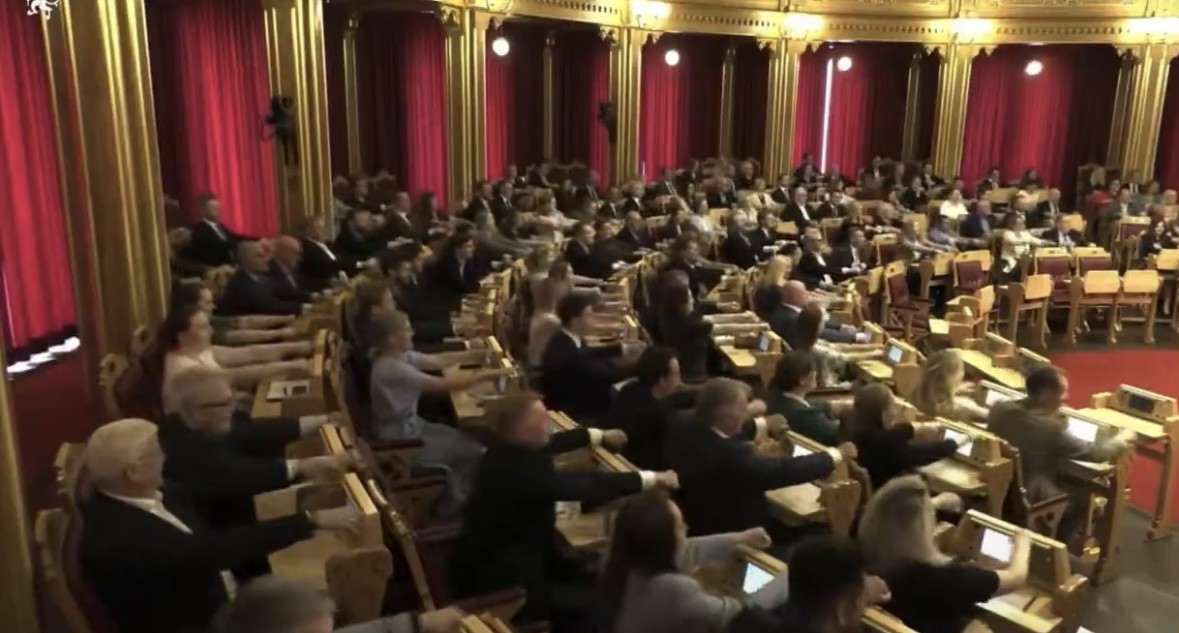 Membros do parlamento norueguês entraram para a torcida da Copa do Mundo e fazem "remada viking" no meio de sessão. 