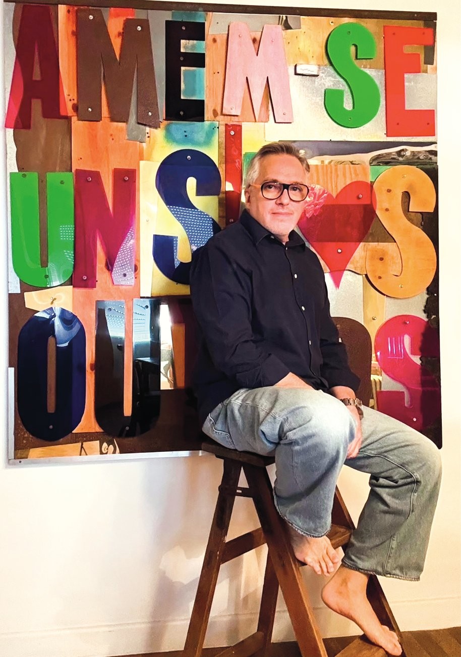 CERCADO PELO BELO - O comunicador visual Murilo Tavares, 62 anos, descobriu seu pendor para a estética frequentando exposições e, mais tarde, comprando quadros. “Encontro nisso um alimento para a alma”, afirma.