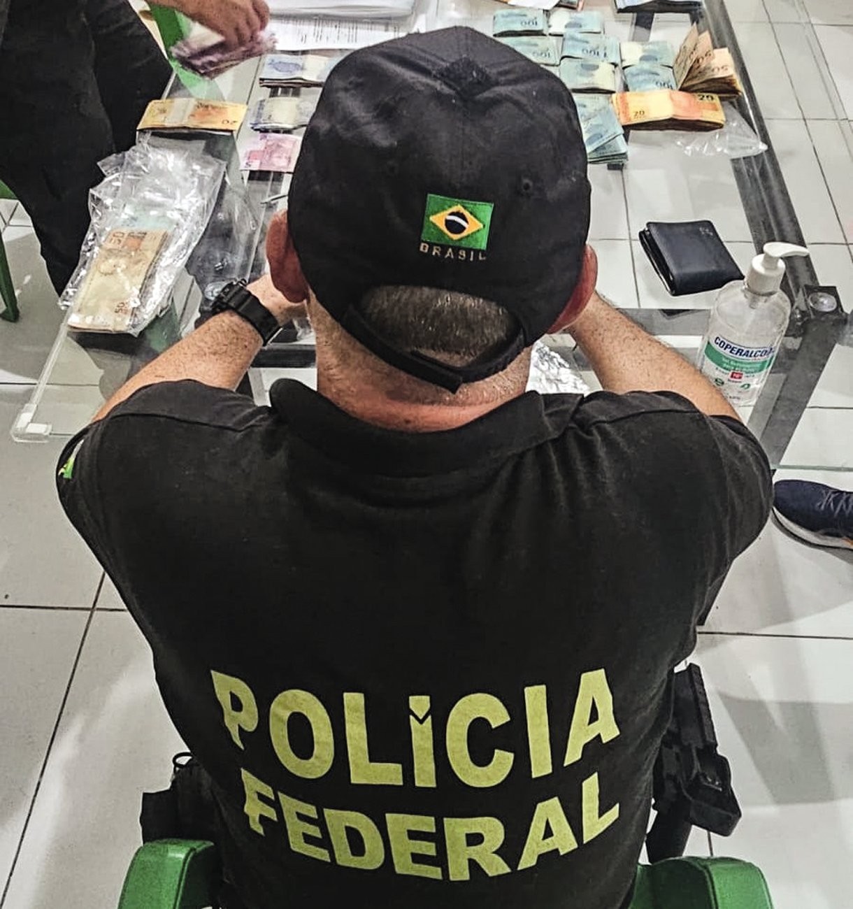 OFENSIVA - Agente da PF em ação: corrupção com transferências do Legislativo