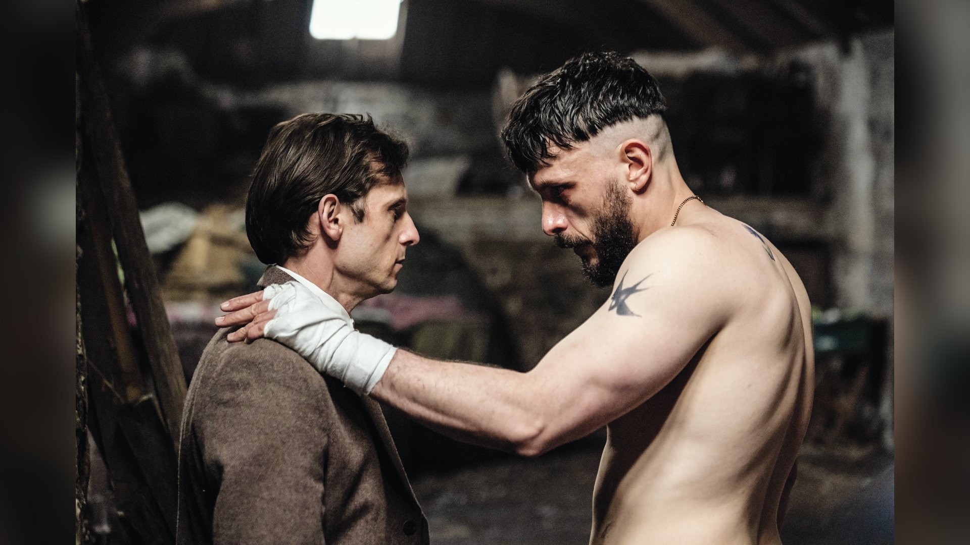 IRMÃOS E OPOSTOS - Jamie Bell e Richard Gadd: relação destrutiva pautada pela repressão emocional