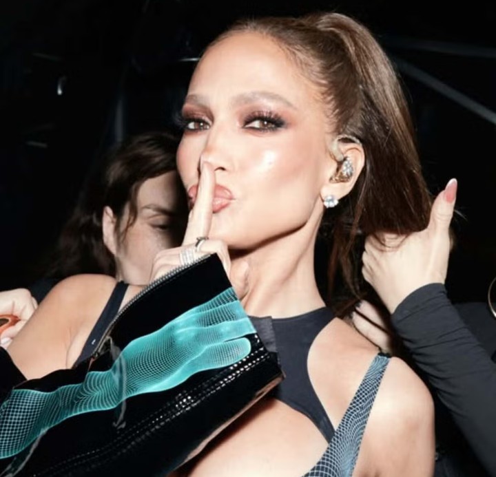 JLO: para aparição em show, ela escolheu look futurista da Ucrânia