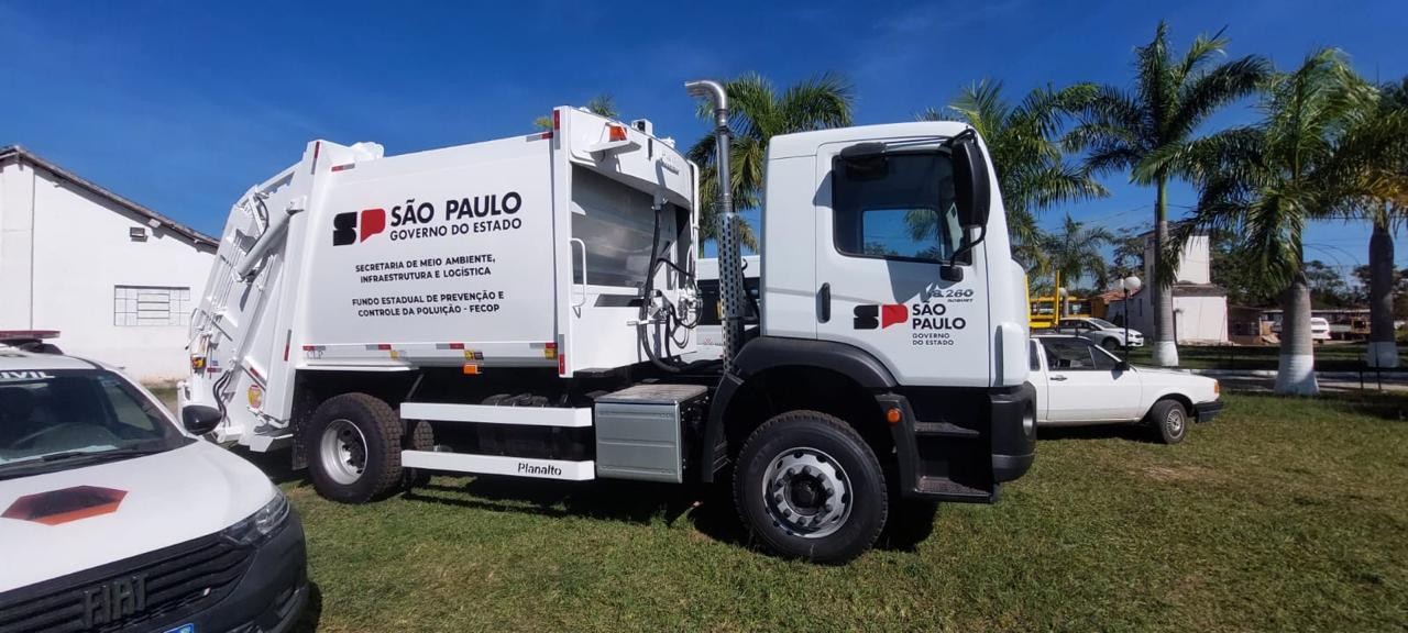 Governo de SP vai entregar 27 caminhões coletores 