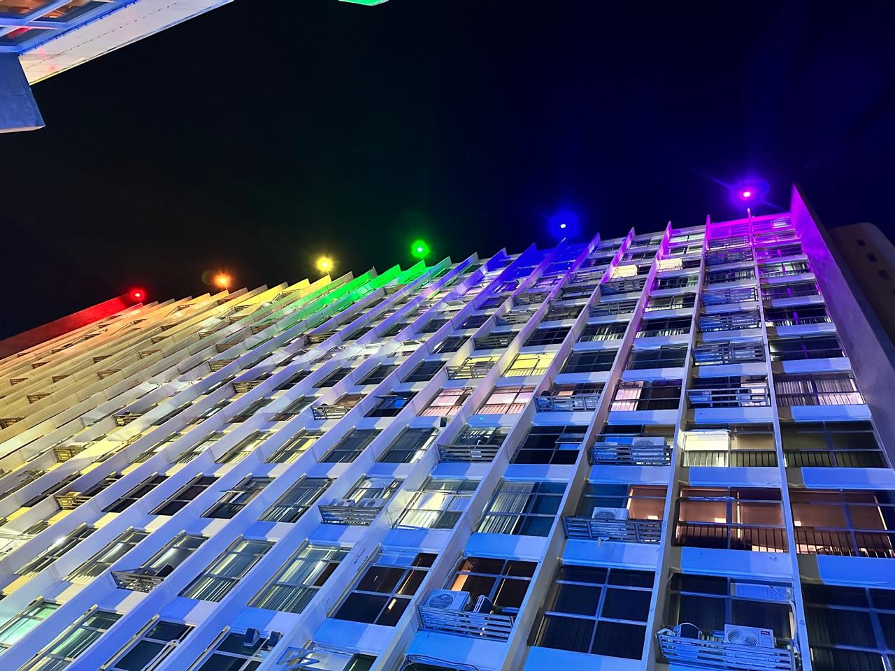 STM se ilumina em homenagem ao mês do Orgulho pela 1ª vez em 200 anos