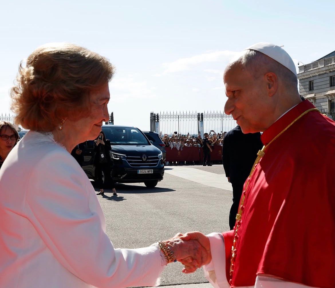 Rainha quebra tradição em encontro com papa Leão XIV