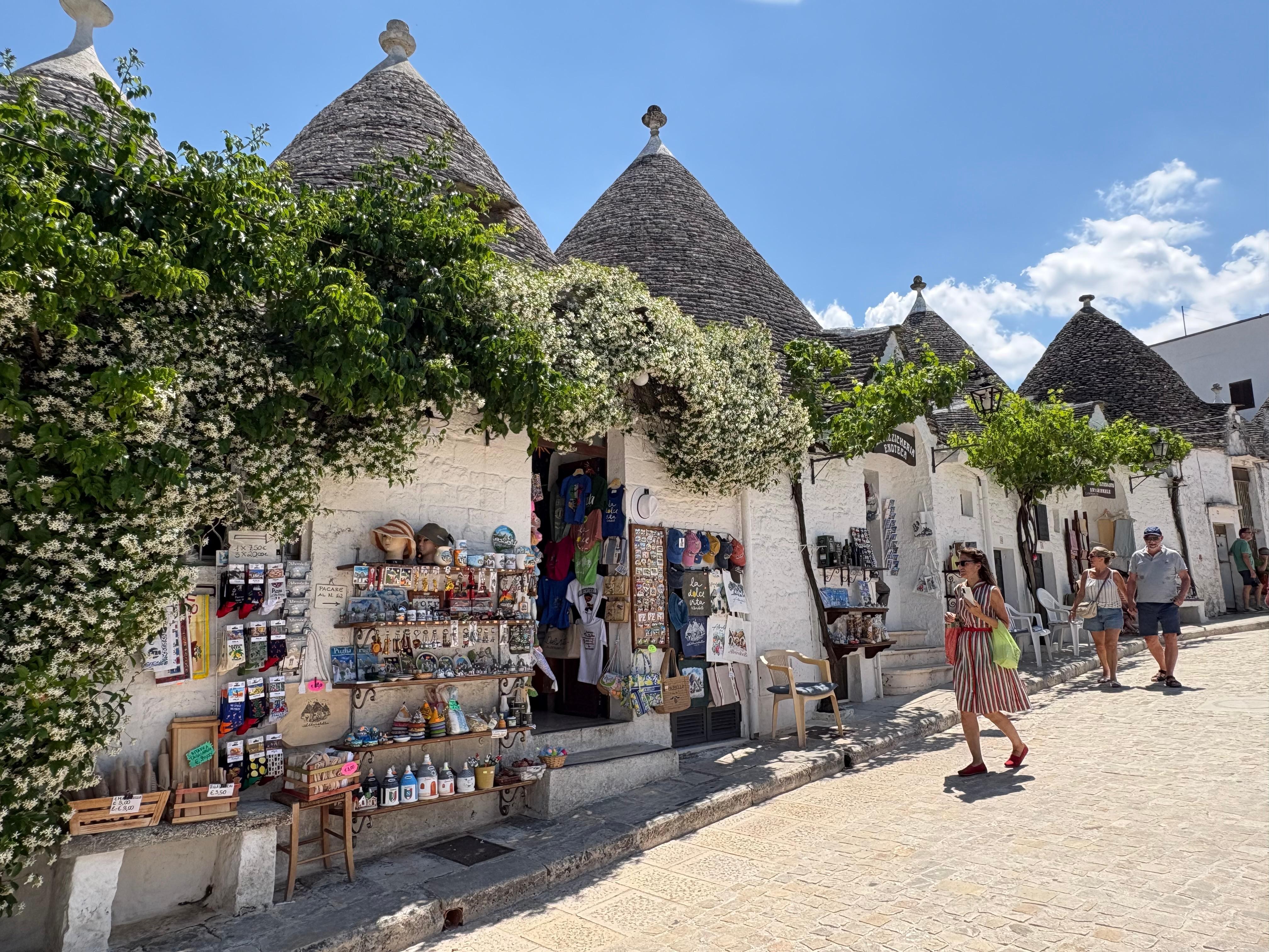 Trulli: estas construções, que já serviram de moradia de camponeses, hoje são, em sua maioria, usadas por lojas e restaurantes