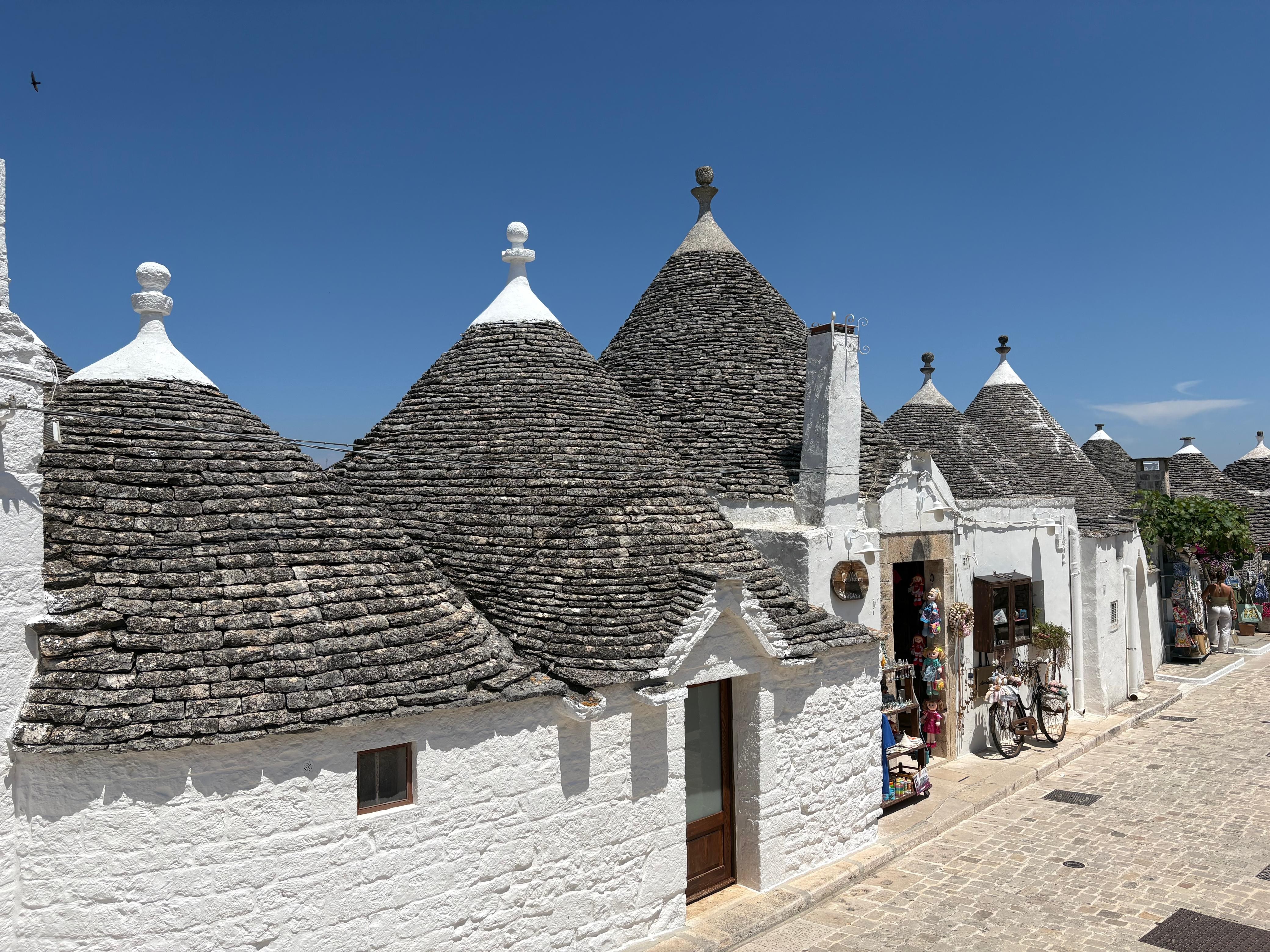 Técnica fora do padrão: os trulli foram erguidos com o empilhamento de pedras, sem argamassa ou qualquer material que se assemelhe ao cimento