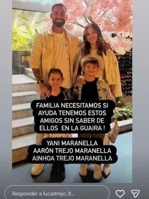 Família sorridente, pai, mãe e duas crianças, em frente a uma escada e uma árvore rosa. Texto sobre amigos desaparecidos em La Guaira: YANI MARANELLA, AARÓN TREJO MARANELLA, AINHOA TREJO MARANELLA