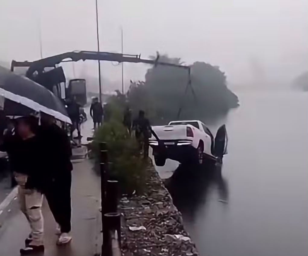 A reação de família de casal que morreu após carro despencar de viaduto na Barra da Tijuca