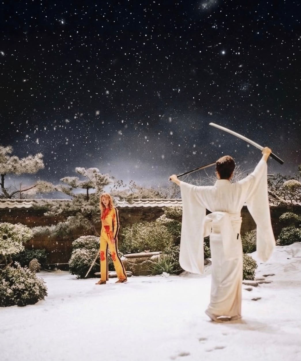 Duas mulheres em um jardim japonês coberto de neve sob um céu estrelado. Uma, de costas, veste quimono branco e segura duas katanas. A outra, de frente, usa macacão amarelo manchado de sangue e empunha uma katana.