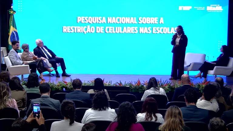 O que nova pesquisa revela sobre a restrição do uso de celulares em escolas