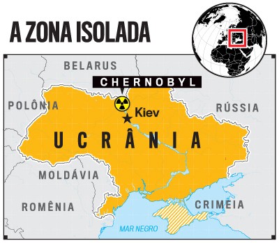Mapa da Ucrânia em amarelo, com a capital Kiev marcada por uma estrela e Chernobyl por um símbolo de radiação. Países vizinhos como Belarus, Polônia, Rússia, Moldávia e Romênia são cinzas. A Crimeia, no sul, tem listras amarelas e o Mar Negro é azul. Um globo terrestre no canto superior direito mostra a localização da Ucrânia em destaque vermelho. O título é 