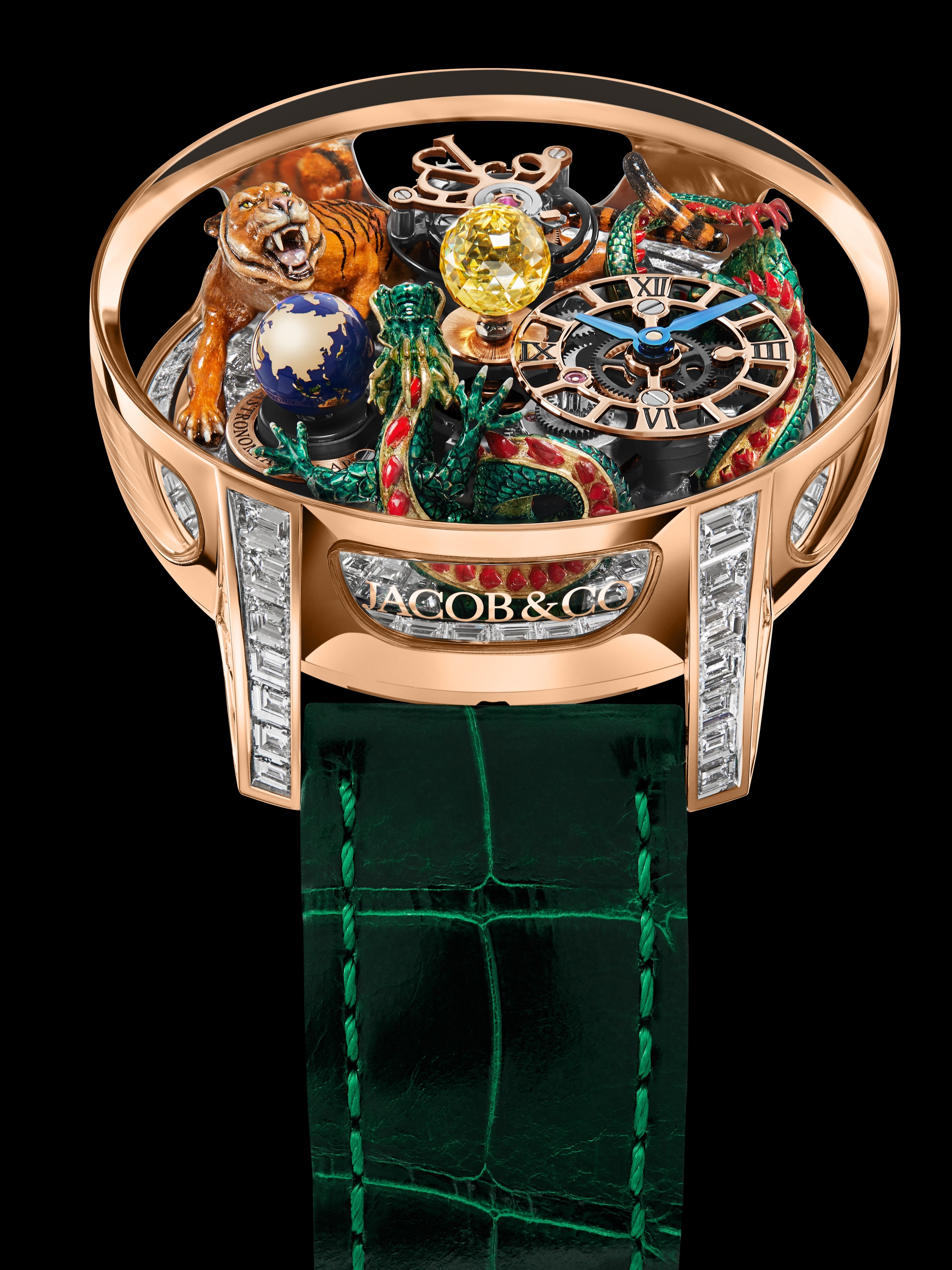 Relógio de pulso Jacob & Co. em ouro rosa com pulseira de couro verde. O mostrador exibe um tigre, um dragão verde, um globo terrestre e um diamante amarelo, com o mecanismo do relógio visível no centro e diamantes baguete nas laterais da caixa