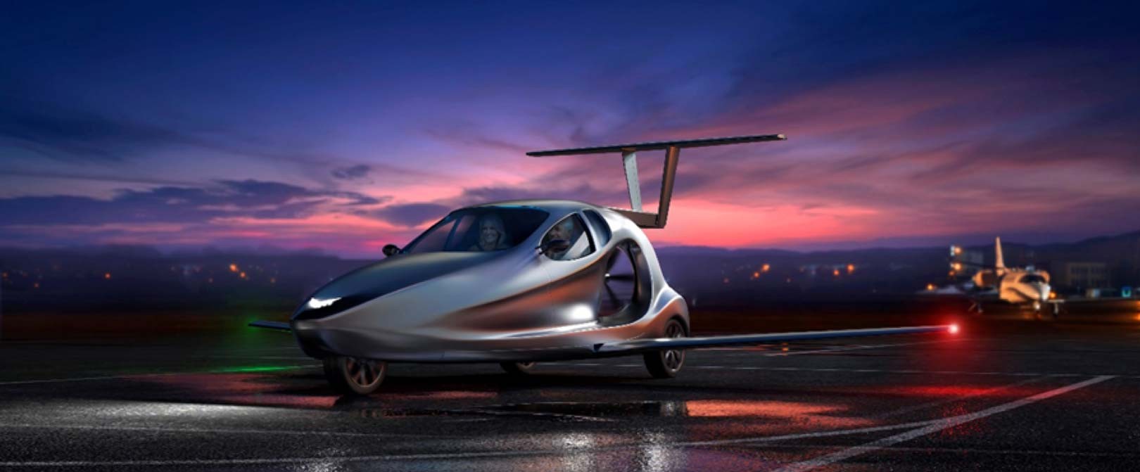 Carro voador prateado com asas abertas e cauda em T, parado em pista de aeroporto ao pôr do sol com céu roxo e rosa, luzes de pista acesas e um avião ao fundo