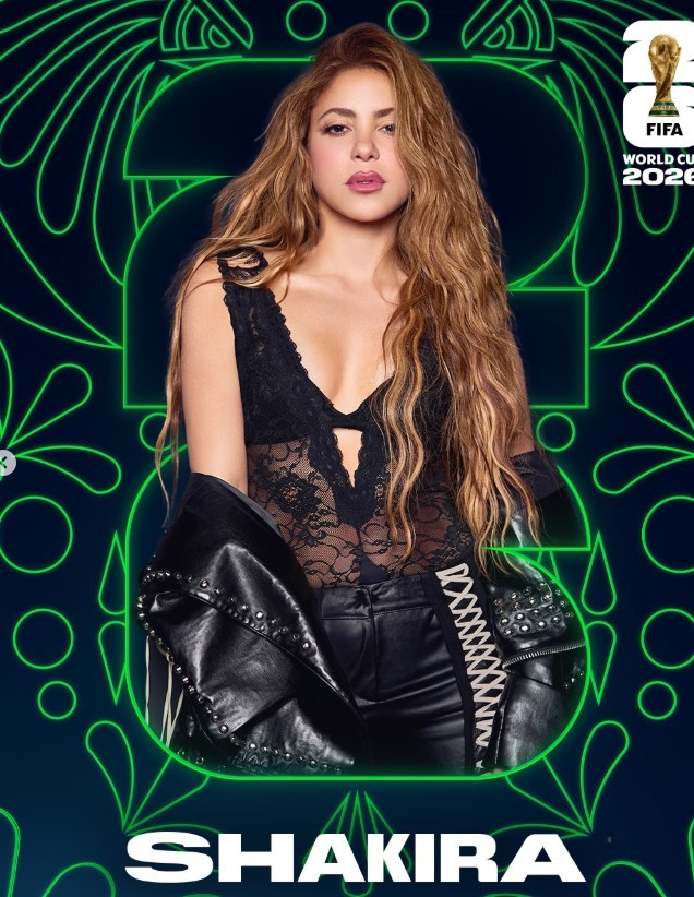 Shakira, com cabelos longos e ondulados, veste um body de renda preta e calça de couro com cadarços laterais, jaqueta de couro com tachas nos ombros. Fundo escuro com contornos verdes neon e logo da FIFA World Cup 2026