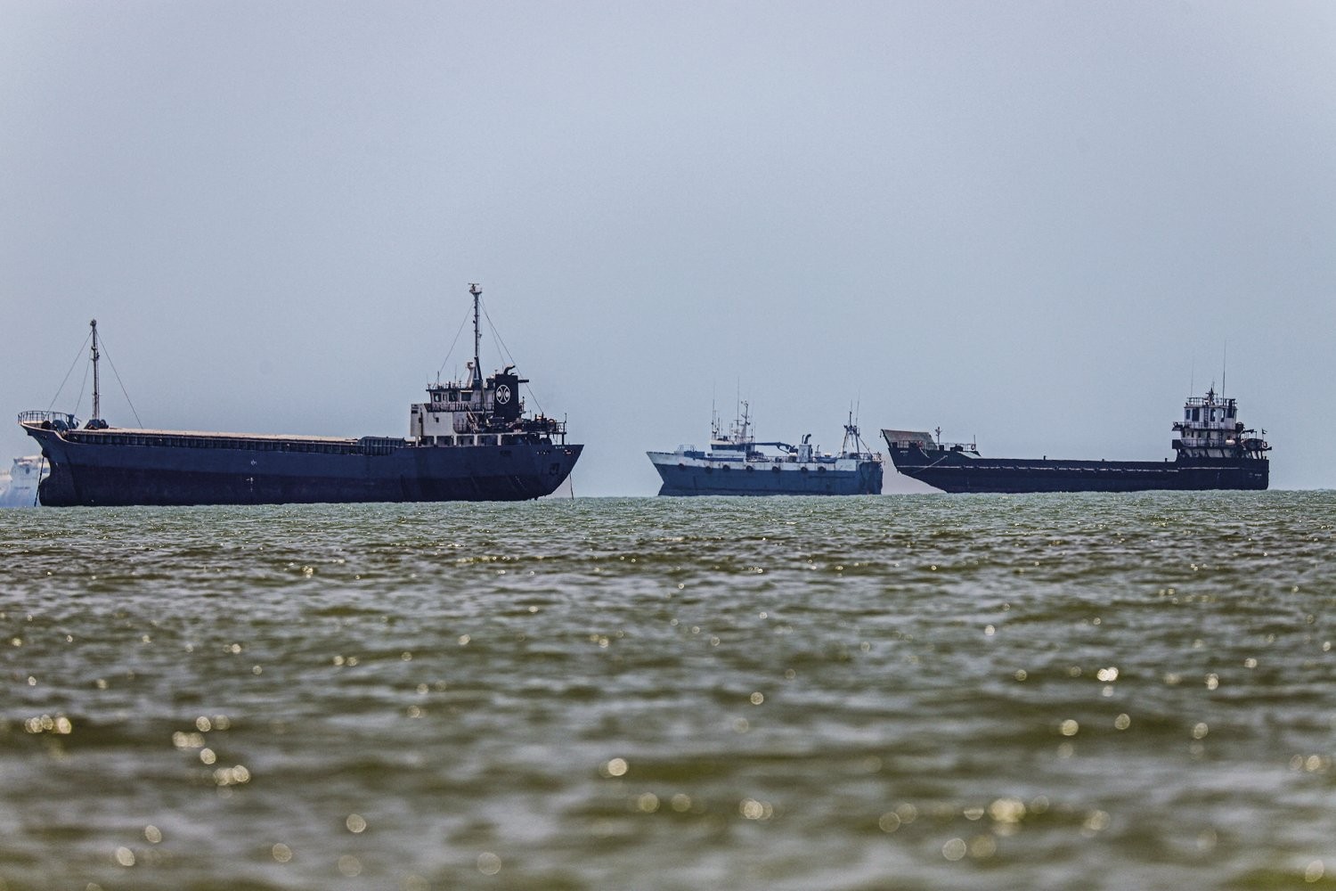 SOB AMEAÇA - Petroleiros parados: insegurança reduz o fluxo de navios em Ormuz